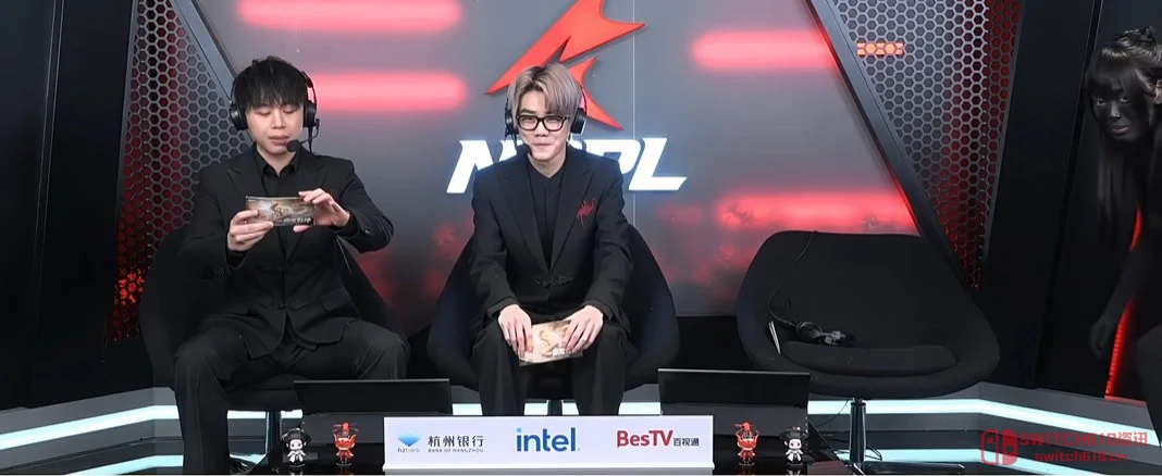 永劫无间女解说被喷穿衣暴露?结果她直接整了个活给自己化了个遗照级妆容... 永劫无间女解说被喷穿衣暴露?结果她直接整了个活给自己化了个遗照级妆容...