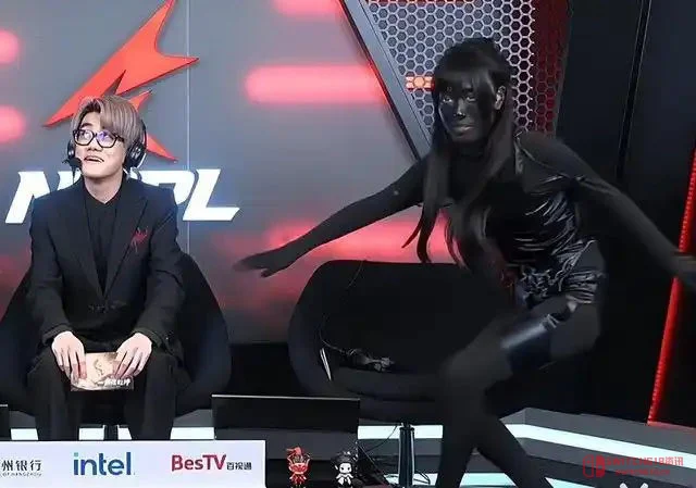 永劫无间女解说被喷穿衣暴露?结果她直接整了个活给自己化了个遗照级妆容... 永劫无间女解说被喷穿衣暴露?结果她直接整了个活给自己化了个遗照级妆容...