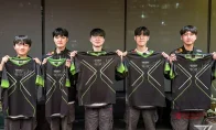 T1这波排面拉满了！黄仁勋亲自签名送队服，老黄这是要进军电竞圈的节奏？