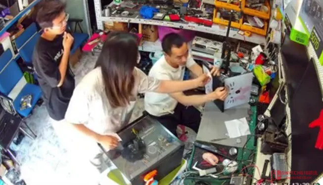 这波操作我服了!游戏本贴满贴纸散热口都堵死,师父10秒破案笑死 这波操作我服了!游戏本贴满贴纸散热口都堵死,师父10秒破案笑死