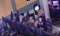 我去！越南老奶冲进网吧就是一顿削，结果……认错人了哈哈哈哈哈！