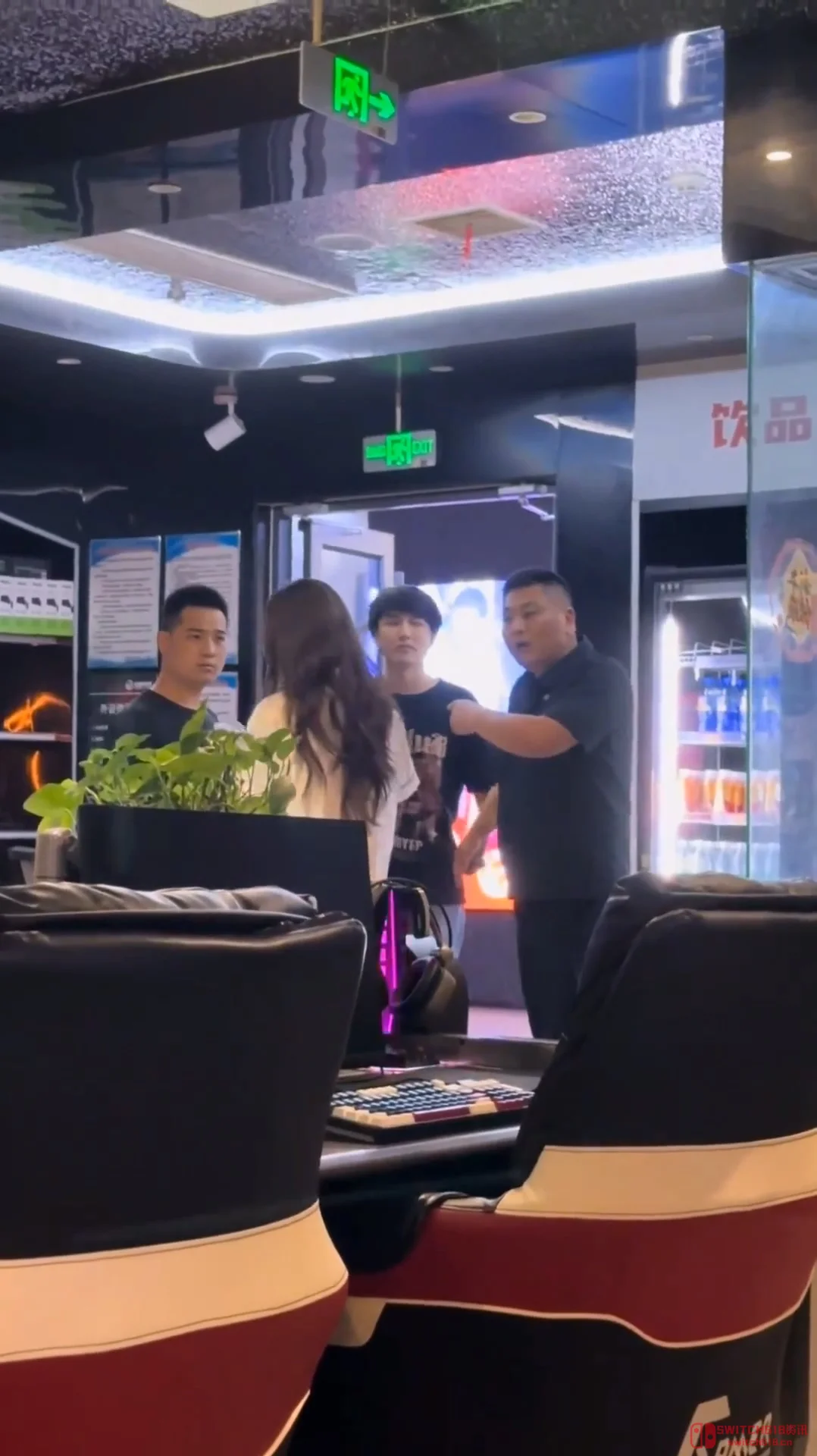 我去!女子网吧开挂被抓,老板亲自轰人,这波我只能说:该! 我去!女子网吧开挂被抓,老板亲自轰人,这波我只能说:该!