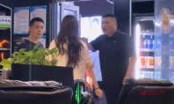 我去！女子网吧开挂被抓，老板亲自轰人，这波我只能说：该！