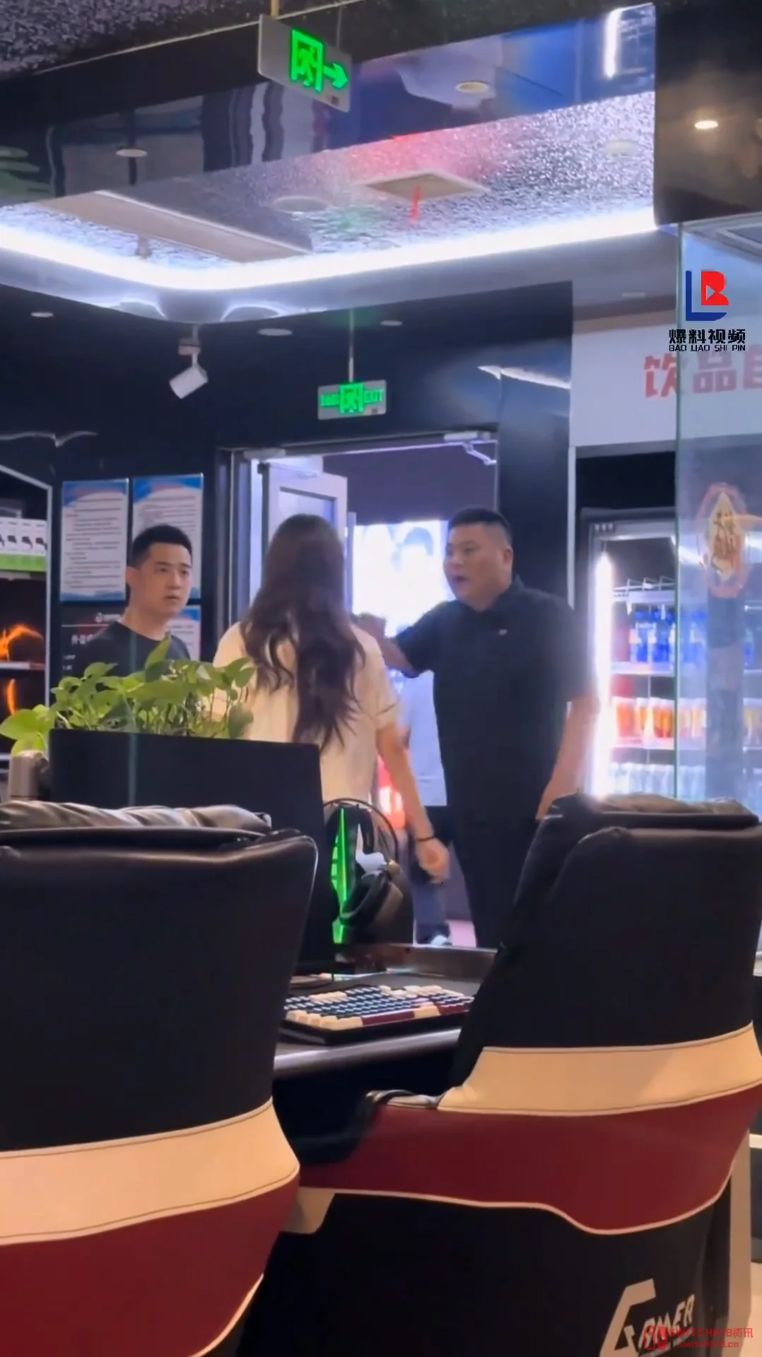 我去!女子网吧开挂被抓,老板亲自轰人,这波我只能说:该! 我去!女子网吧开挂被抓,老板亲自轰人,这波我只能说:该!